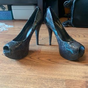 Stewart Wiseman size 7 platform snakeskin pumps